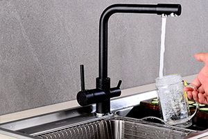 Кухонный смеситель с фильтром для воды – почему это актуально? фото