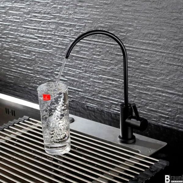 Черный смеситель для фильтрованной питьевой воды